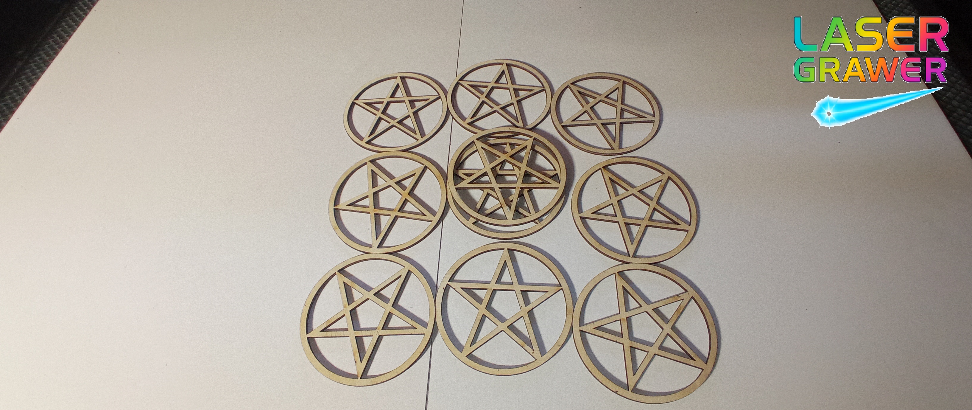 Precyzyjnie wycięte pentagramy ze sklejki – seryjna produkcja detali drewnianych